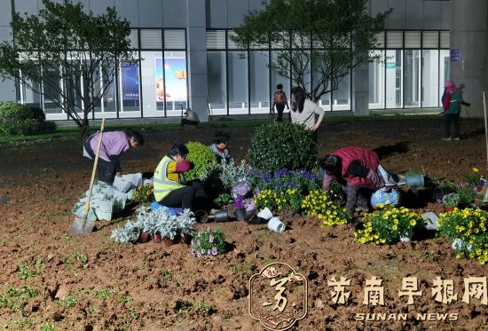 句容城管&ldquo;挑灯夜战&rdquo;扮靓高铁线下空间