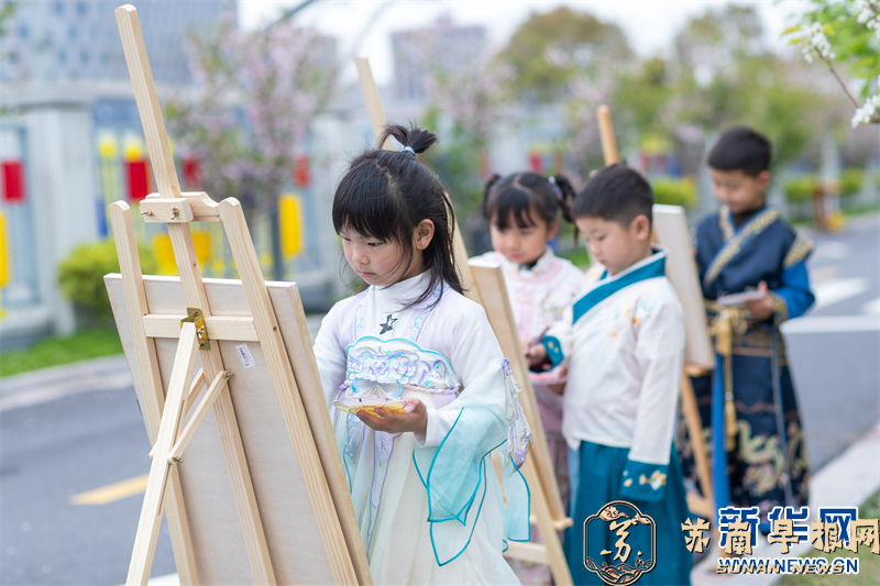 江苏兴化：萌娃绘春天