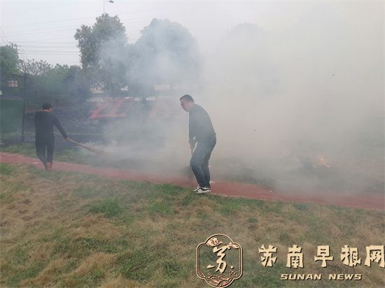 柳絮引发火灾 路人及时扑救 警方当场将灭火事迹登记拟报&ldquo;见义勇为&rdquo;