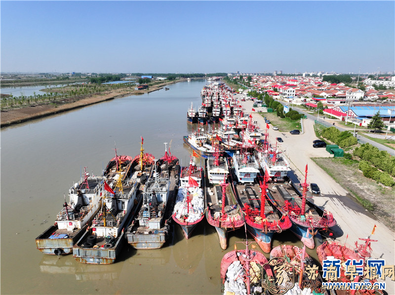 江苏连云港：渔船归港迎休渔