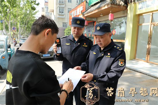 句容城管：机关党员走在前 路域整治勇争先