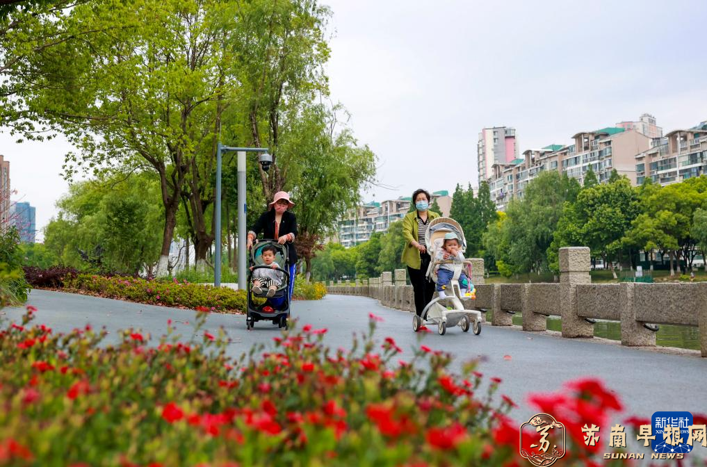 江苏无锡：梁溪河景观带成市民休闲胜地