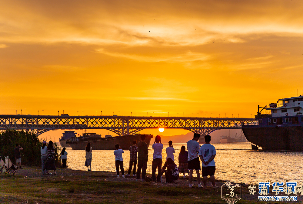 江苏南京：夏日晚霞美如油画