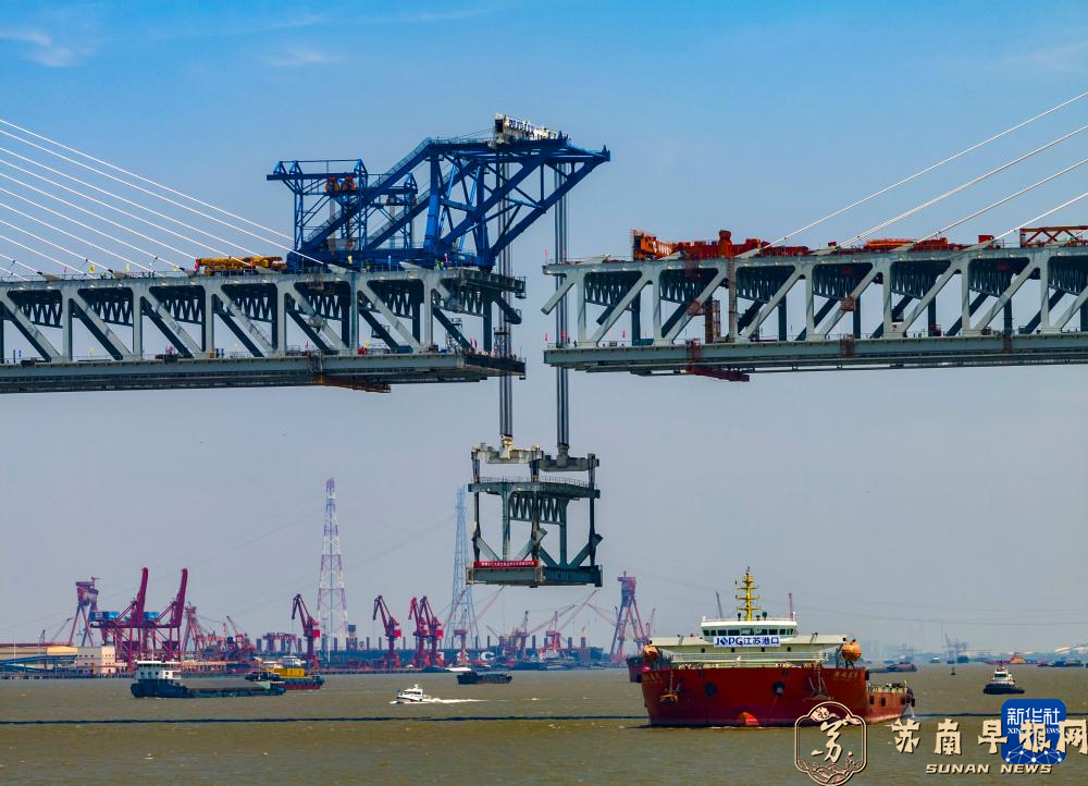 常泰长江大桥主航道桥合龙段钢桁梁吊装完成
