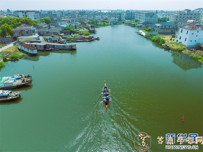 江苏兴化：龙舟竞渡训练忙