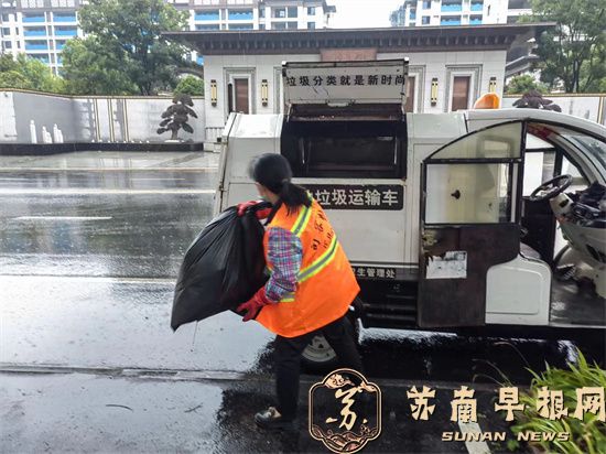 句容城管：向汛而行清理忙 道路除障保安全