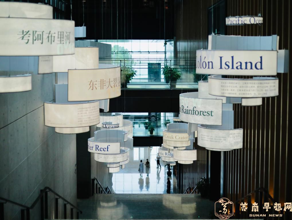 苏州诚品阅读大步梯焕新：《经纬一页》瞰全球