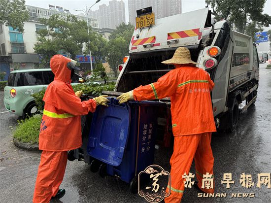 句容城管全力奋战防汛一线