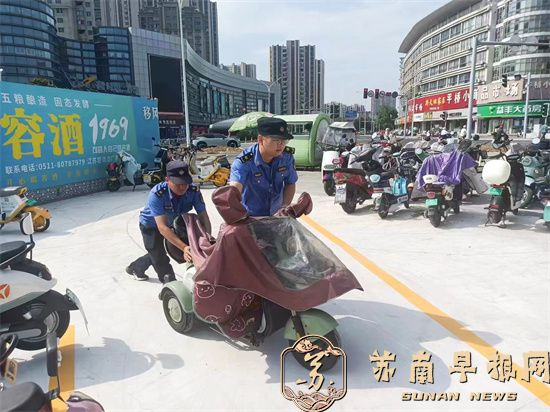 句容城管开展停车秩序专项整治