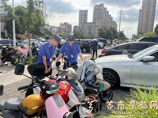 句容城管：守护开学季 站好护学岗