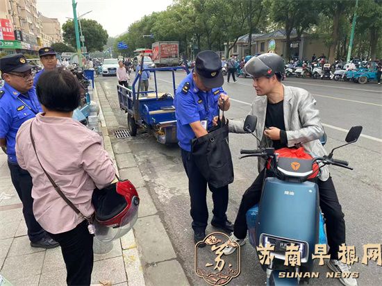 句容城管：三人接力 背包&ldquo;失而复得&rdquo;