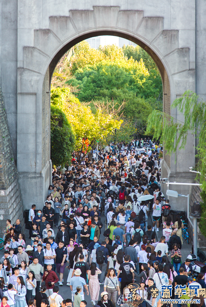 江苏南京：景区游人如织