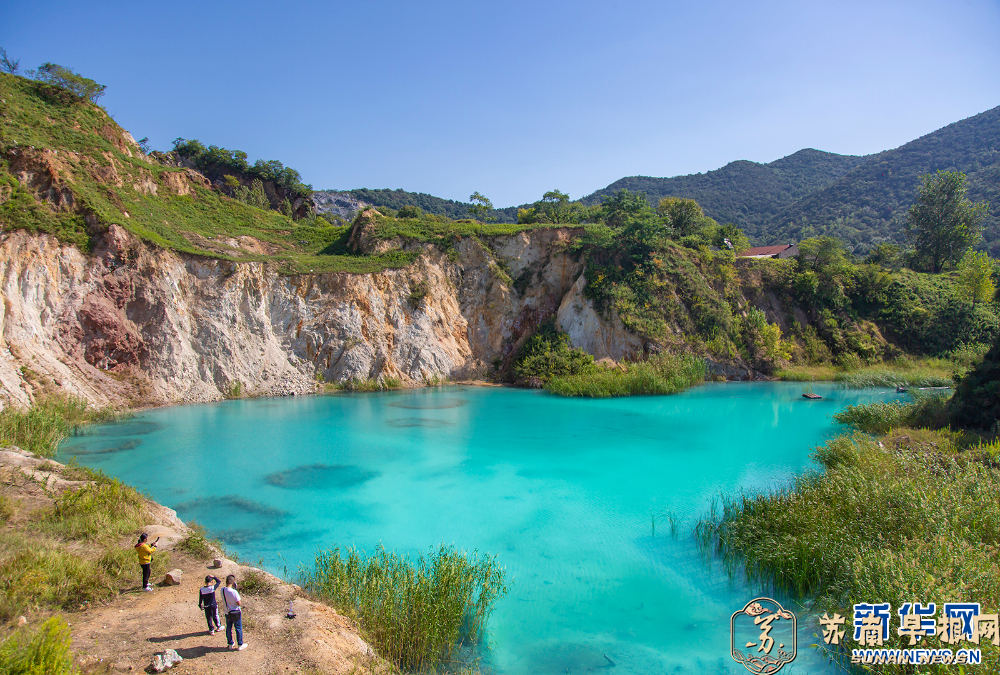  秋日小蓝湖美如蓝宝石