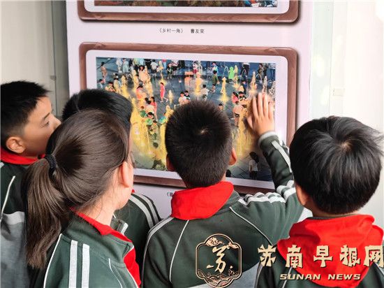 4.参观“句容印象”主题摄影展.jpg