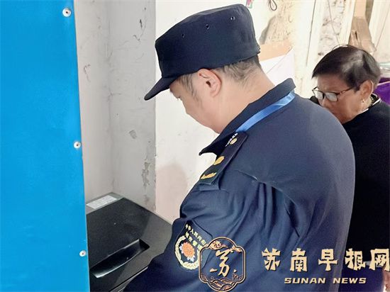 句容城管队员客串&ldquo;修理工&rdquo; 帮独居老人解决困难