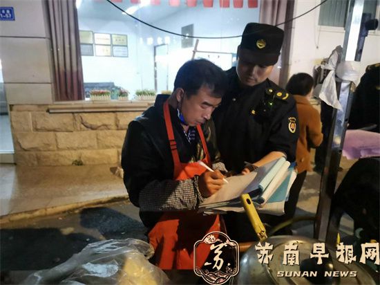 句容城管开展夜间流动摊贩专项整治行动