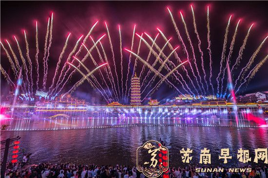 浙江省湖州市长兴县太湖龙之梦乐园内灯光璀璨，现场非遗“打铁花”、烟花秀和灯光音乐秀等项目吸引众多市民、游客前来观赏游玩。.jpg