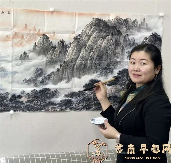 笔墨含情！南京女画家原卫妮风采