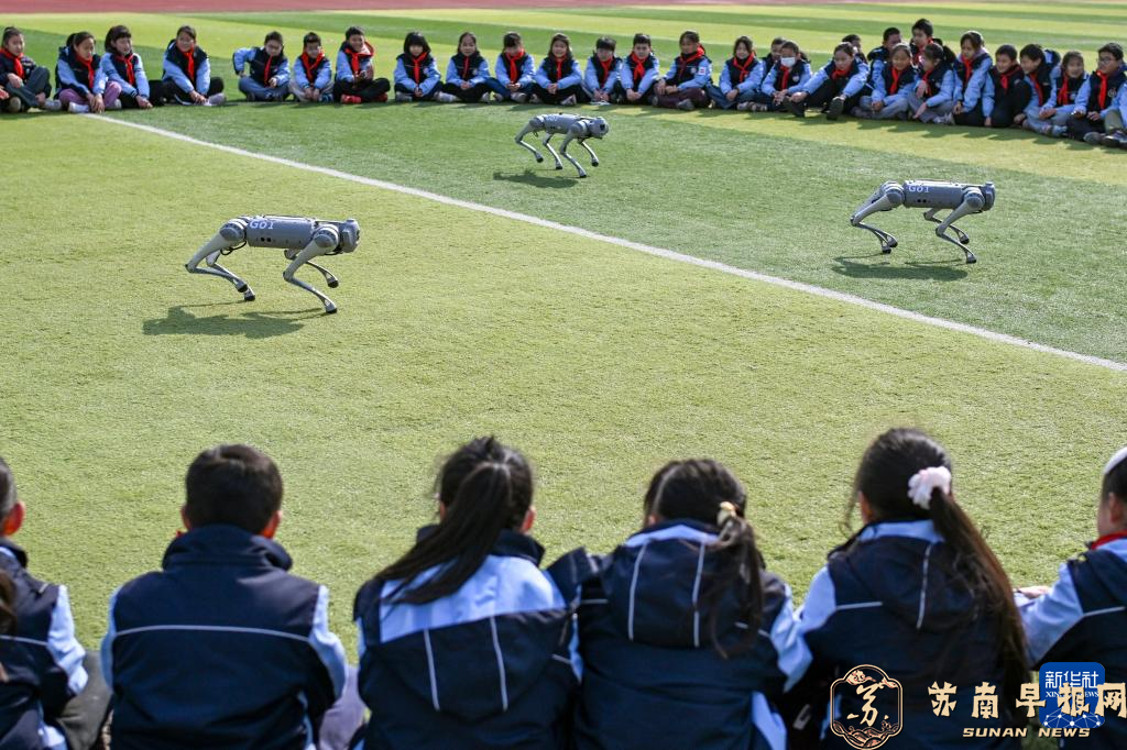 江苏昆山：机器狗&ldquo;领跑&rdquo;大课间