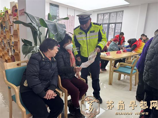 宜兴市周铁镇：雷锋精神代代传  交规宣传紧相随    