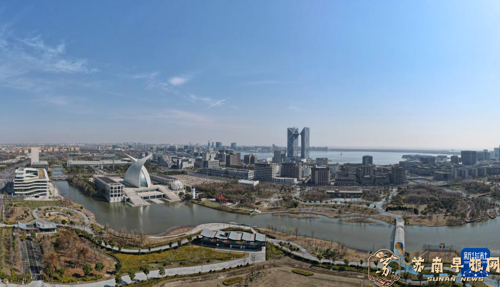 上海：临港新片区中银金融中心外立面幕墙施工收尾 地标建筑雄姿初现