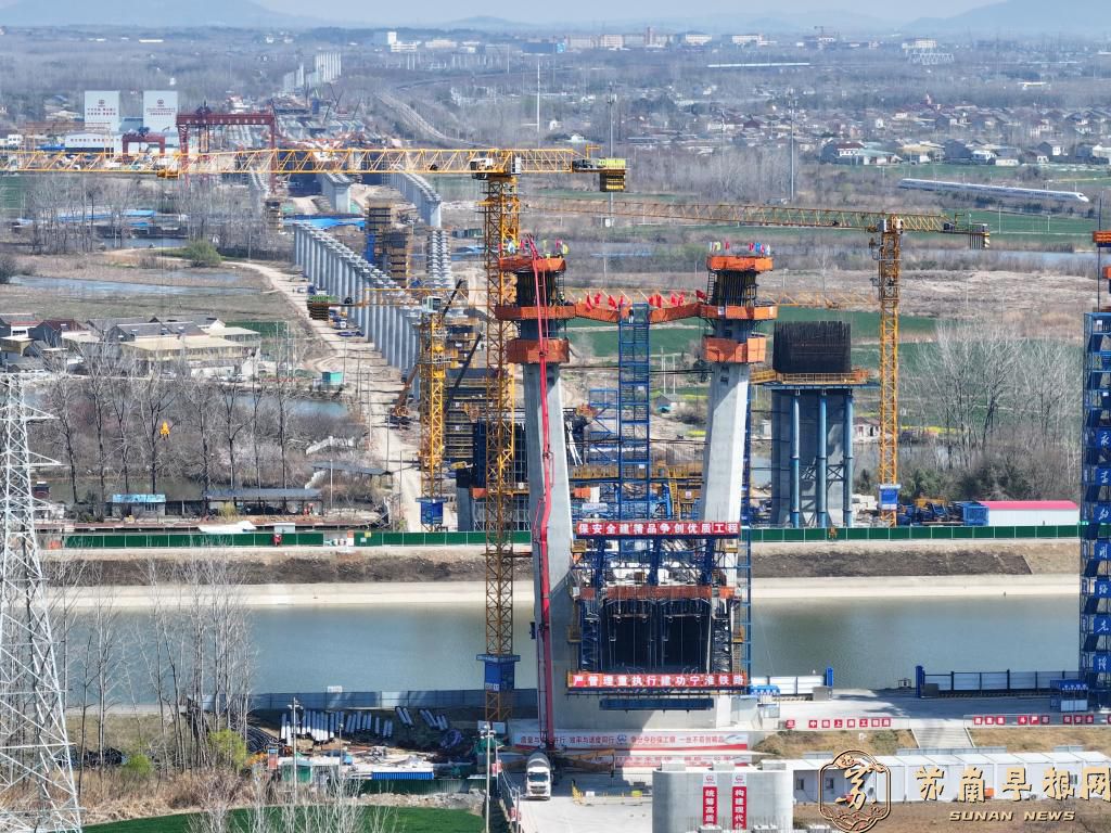 宁淮铁路跨滁河斜拉桥首座主塔封顶