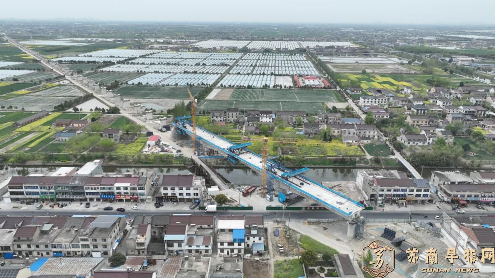 沪渝蓉高铁泰州段跨宣堡港连续梁顺利合龙