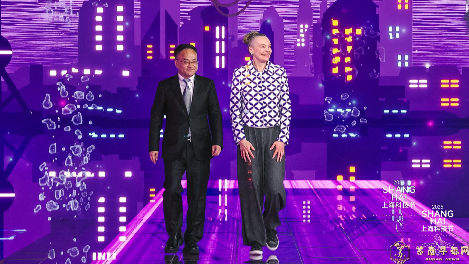 上海科技节启动！科学家与人形机器人共走红毯