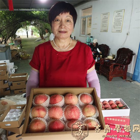 果果桃园向环卫工人&ldquo;献爱心&rdquo;