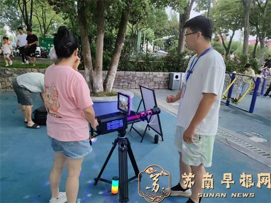 句容城管：柔性管理护秩序，童趣喷泉聚欢颜