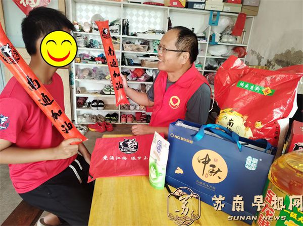 中秋关怀暖童心｜爱心协会三年帮扶困境少年  苏超元素传递拼搏力量