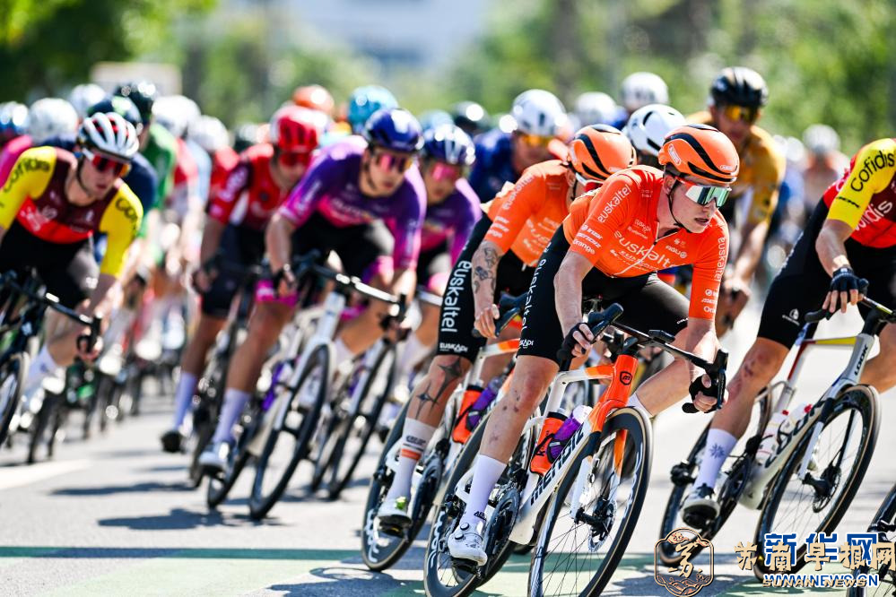 2025第十三届环太湖国际公路自行车赛首赛段比赛在南京江宁举行