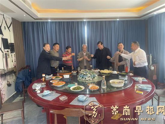 结伴钓鱼迎重阳  愉悦身心映夕阳 军转干部徐晓平  情系昔日老战友