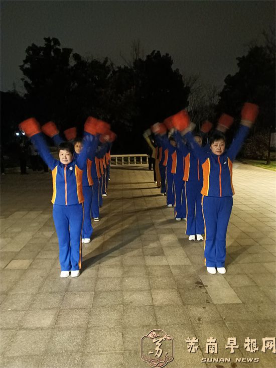 南通市崇川区唐闸公园：夜晚健身操  愉悦老年人