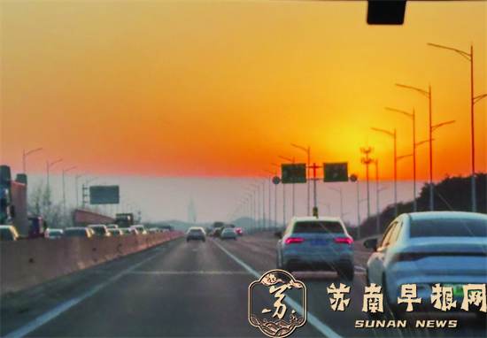 冷暖空气交汇，南京现壮丽&ldquo;云墙&rdquo;