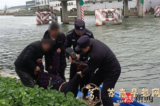 早晨7时，老人意外落水 警民协力紧急救援
