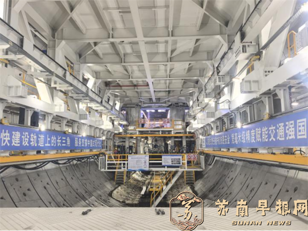 重器越天堑！世界最大直径高铁盾构机“领航号”成功“上岸”(1)989.png