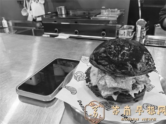女生一次能吃12个汉堡&mdash;&mdash;又一次去吃汉堡自助时，遭店家拒客
