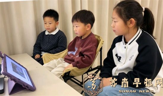 宜兴市周铁镇洋溪小学：组织收看长征胜利90周年纪录片 开展革命传统教育     