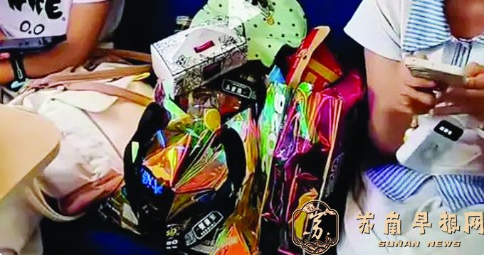 12306回应&ldquo;2人买3座拒绝让座&rdquo; 让座需看购票者本人意愿，具体情况具体分析   