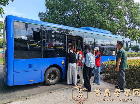 句容市城乡公交全力保障农林学院新生顺利报到
