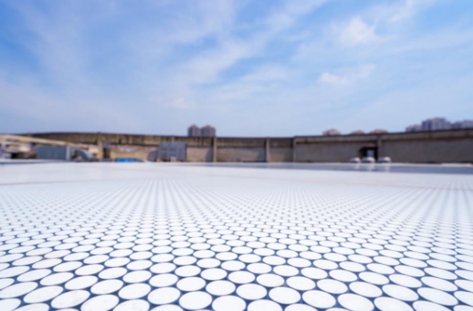 万象城商场楼顶贴上了特制的纳米金属材料膜。