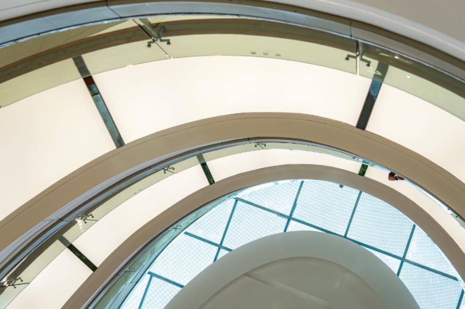 蜀山万象汇在中庭玻璃采光区贴隔热膜。