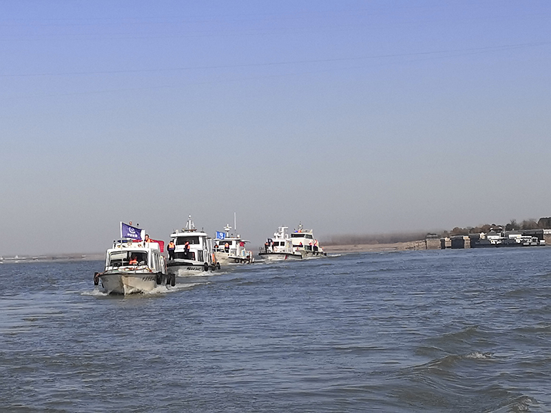 马鞍山市渔业行政执法支队例行巡航保护江豚。马鞍山市委宣传部供图