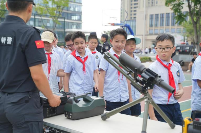 孩子们在参观警用设备。永红路小学供图