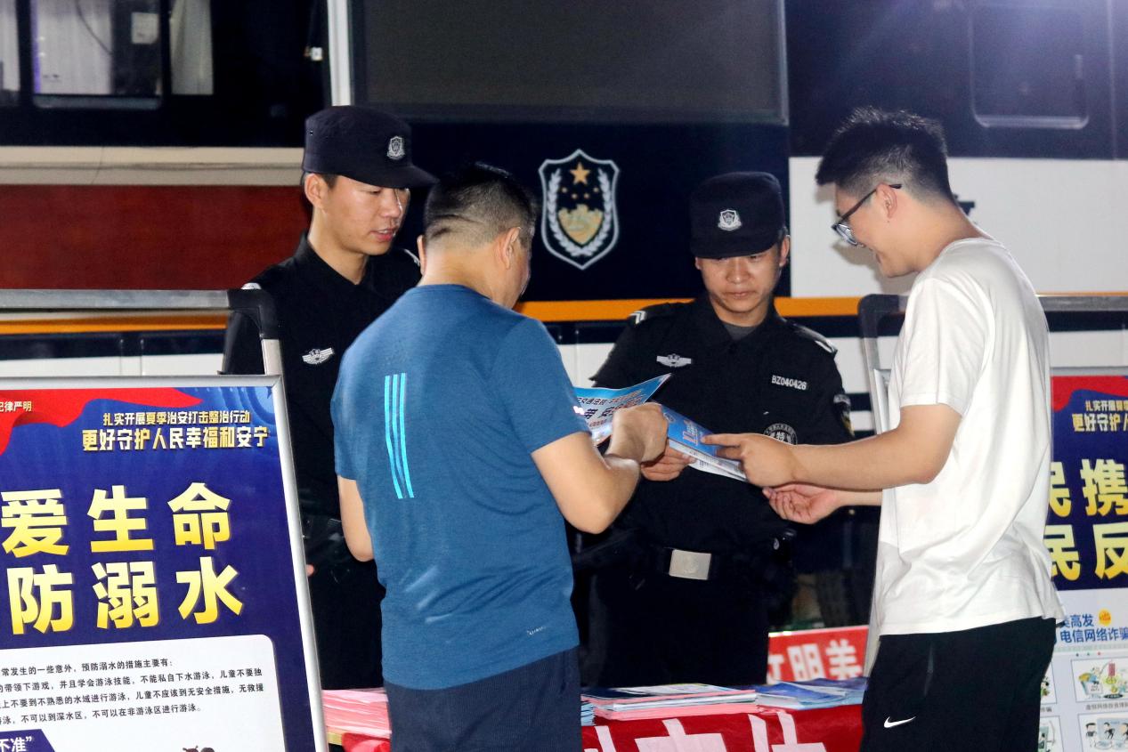 向群众发放平安宣传材料。亳州市公安局高新区分局供图