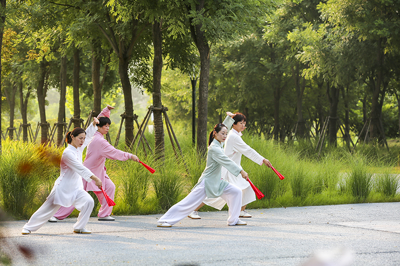 市民在陵西湖公园锻炼。中铁置业亳州投资发展有限公司供图