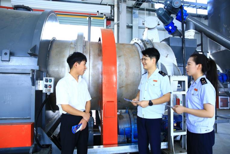 税务人员到企业了解生产经营情况，宣传税费优惠政策。牛涛摄