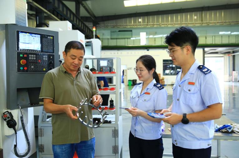 税务人员走访企业送政策、问需求、解难题。牛涛摄