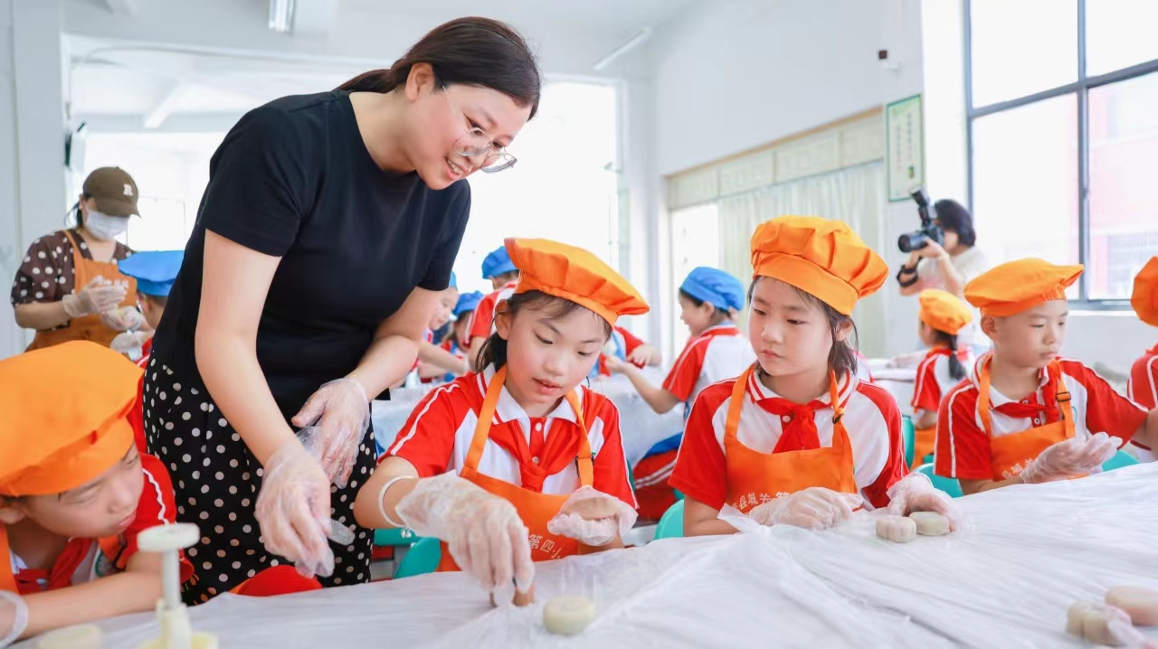 制作月饼活动。泾县城关四小供图